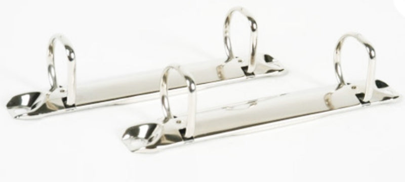 Herraje tamaño especial de 123 mm, con dos argollas en 'D' recto de 3/4 de pulgada y separación de 8 cm. Sin palancas, con base de 20 mm y acabado níquel plateado. Capacidad para 200 hojas. Herraje tamaño especial de 123 mm, con dos argollas en 'D' recto de 3/4 de pulgada y separación de 8 cm. Sin palancas, con base de 20 mm y acabado níquel plateado. Capacidad para 200 hojas.